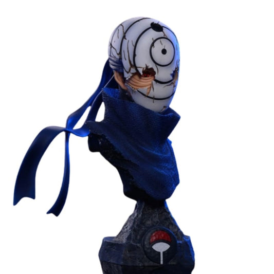 Ajoutez une touche d'épique Shonen à votre espace avec la figurine du buste d'Obito Uchiwa, le redoutable antagoniste de Naruto Shippuden, portant son masque blanc orné du Sharingan à trois tomoe.