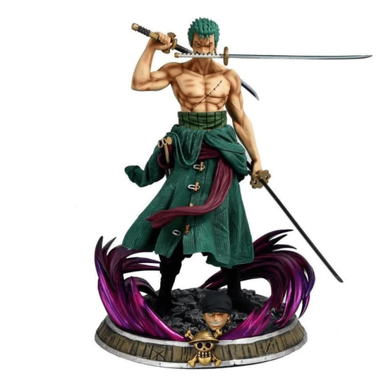 Figurine détaillée de Roronoa Zoro, l'épéiste légendaire de One Piece, torse nu avec ses trois sabres."