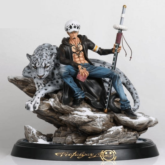 Figurine de Trafalgar D. Water Law, le capitaine charismatique de l'équipage des Hearts de One Piece.