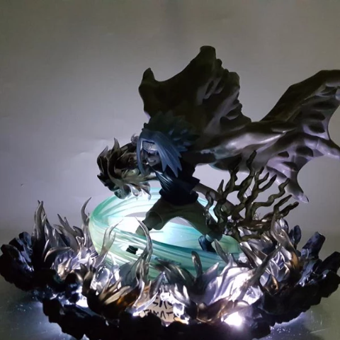 Figurine lampe Sasuke Marque Maudite du Ciel pour une ambiance ninja sombre et mystérieuse.