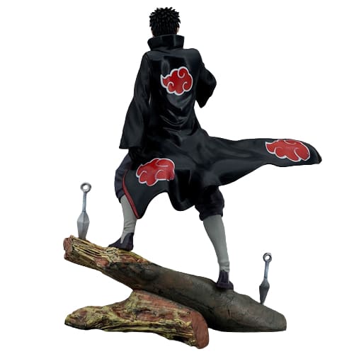 Cette figurine d'Obito Uchiwa, alias Tobi, incarne la complexité de l'antagoniste légendaire de Naruto Shippuden, dans un design fidèle au manga, avec une hauteur de 26 cm