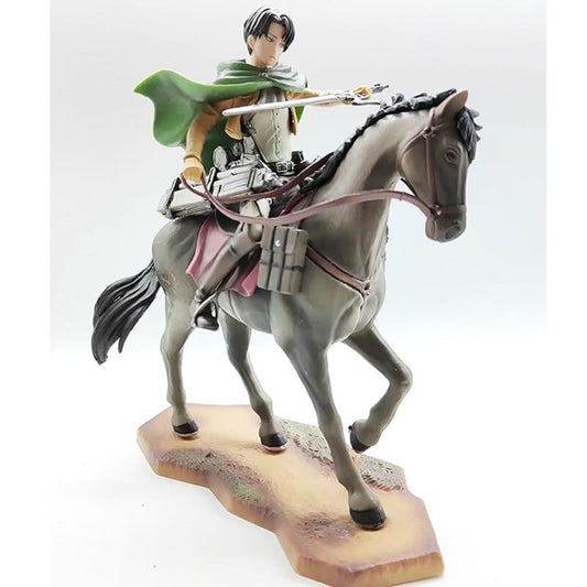 Cette figurine de Levi Ackerman monté sur son cheval est un hommage fidèle à L'Attaque des Titans en haute qualité.