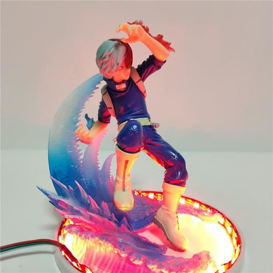 La figurine de Shoto Todoroki de My Hero Academia avec socle LED, pour les fans prêts à éclairer leur collection de manga.
