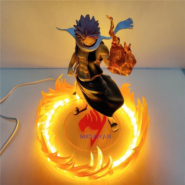 Cette superbe figurine lumineuse de Natsu Dragnir de Fairy Tail réalisant son attaque du poing d'acier du dragon de feu sera une décoration parfaite pour les fans de la série.