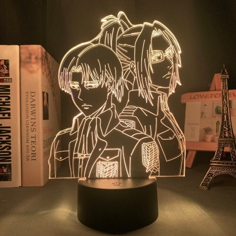 Illuminez votre passion pour L'Attaque des Titans avec cette magnifique lampe du duo Hansi et Levi.