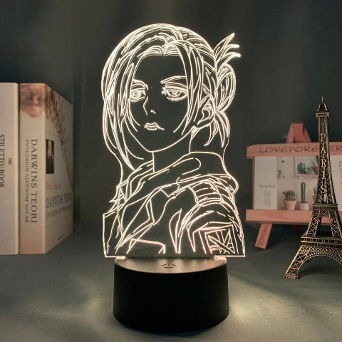 Illuminez votre passion pour L'Attaque des Titans avec cette superbe lampe à l'effigie d'Annie Leonhart, la détentrice du Titan Féminin.