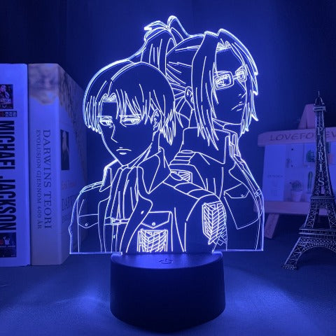 Illuminez votre passion pour L'Attaque des Titans avec cette magnifique lampe du duo Hansi et Levi.