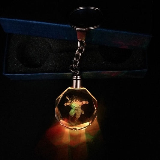 Éclairez vos clés avec ce magnifique porte-clé lumineux Dragon Ball mettant en vedette Gohan, l'accessoire parfait pour tous les fans de Dragon Ball !