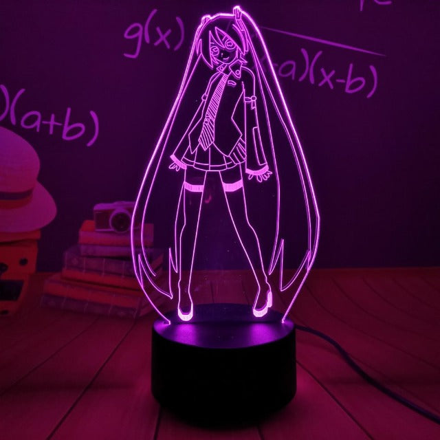 La lampe Wendy Marvel, prêtresse céleste de Fairy Tail, avec ses 16 couleurs et son design unique, illumine la chambre ou le salon des fans inconditionnels.