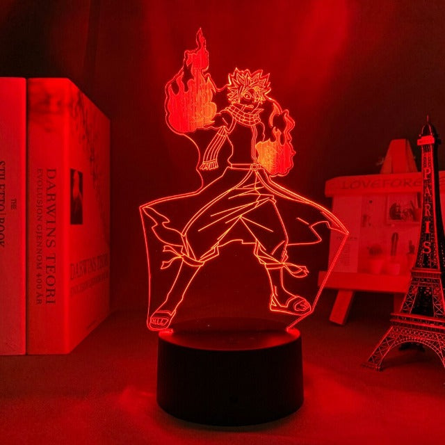 La superbe lampe Natsu de Fairy Tail met en scène le héros réalisant son attaque du poing d'acier du dragon de feu, offrant un éclairage multicolore pour sublimer la chambre ou le salon des plus grands fans de la série.