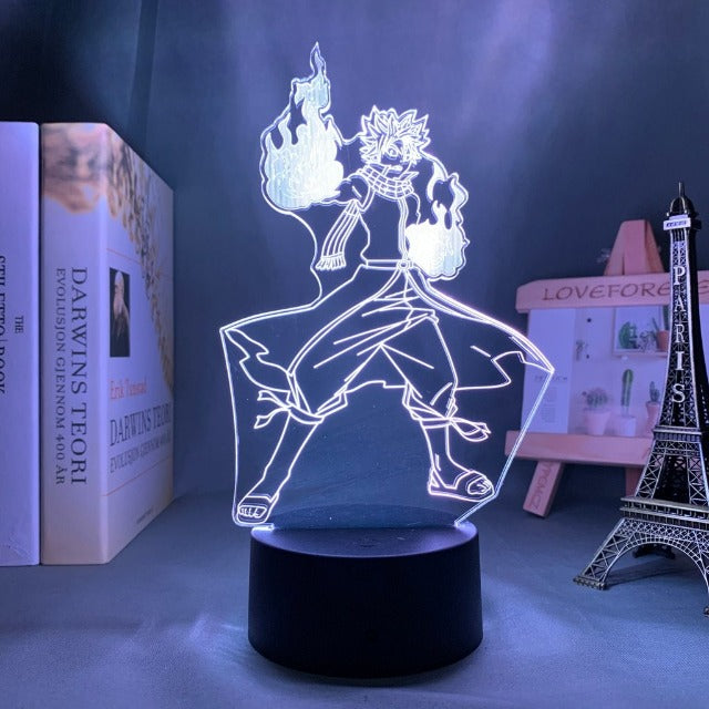 La superbe lampe Natsu de Fairy Tail met en scène le héros réalisant son attaque du poing d'acier du dragon de feu, offrant un éclairage multicolore pour sublimer la chambre ou le salon des plus grands fans de la série.