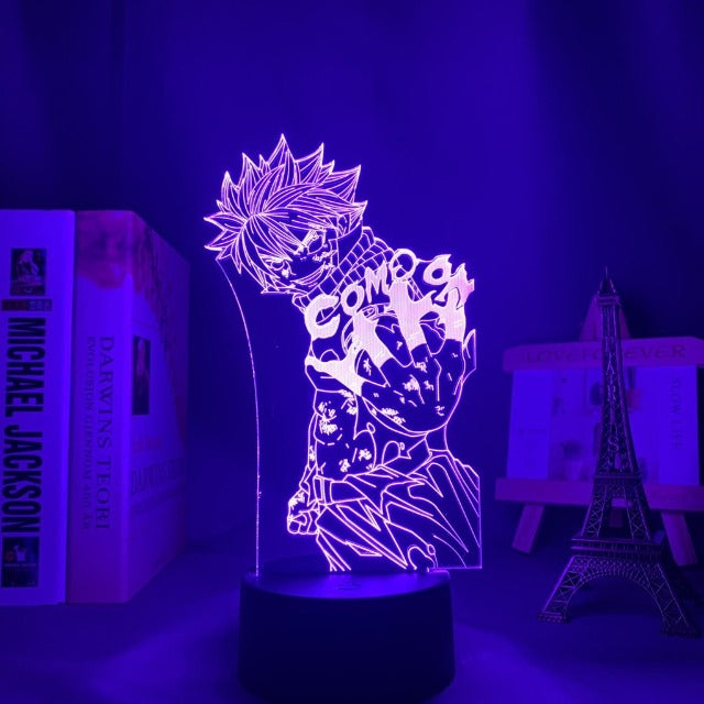 La superbe lampe Fairy Tail Natsu met en scène le héros emblématique du manga, offrant un éclairage multicolore pour sublimer la chambre ou le salon des plus grands fans de la série