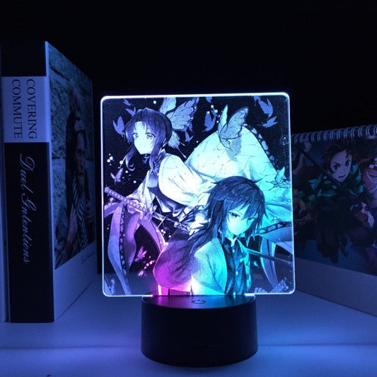 Illuminez la chambre ou le salon des plus grands fans du manga Demon Slayer avec cette lampe multicolore mettant en avant Giyu et Shinobu.