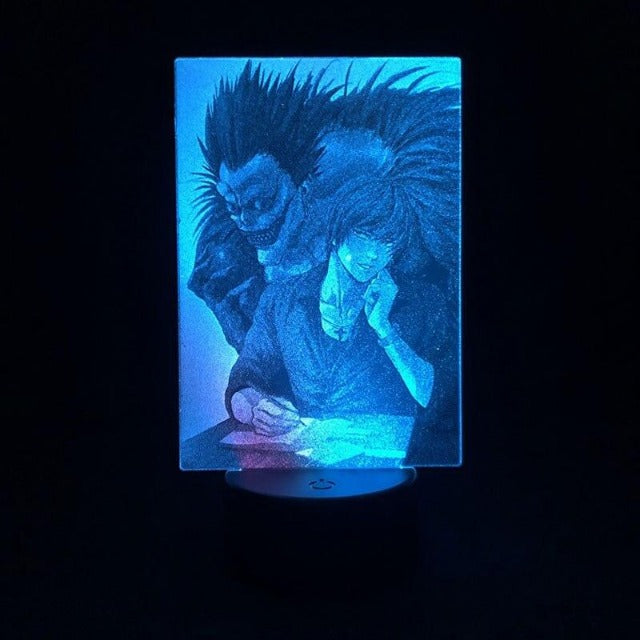 Lampe LED Death Note avec Light et Ryuk, parfaite pour illuminer votre chambre avec ses 7 couleurs au choix, fonctionnant avec câble USB ou 3 piles AA, une ambiance unique de 20 cm x 15 cm.