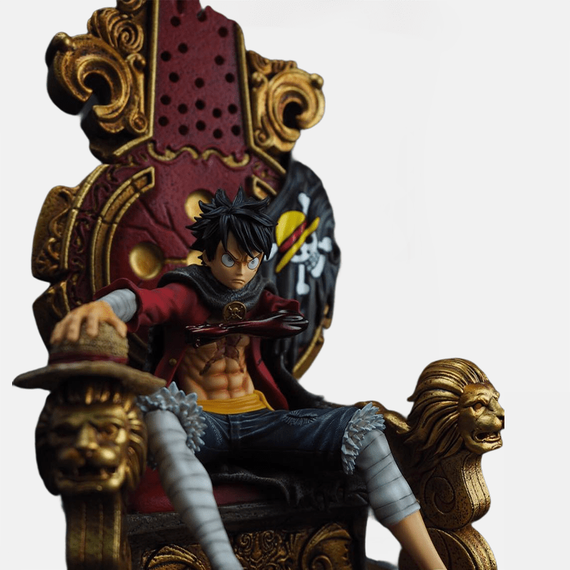 Assis sur son trône avec Haki prêt à être déchaîné, le futur Roi des Pirates ne craint personne ! Ajoutez cette superbe figurine en résine One Piece de Luffy à votre collection dès maintenant.