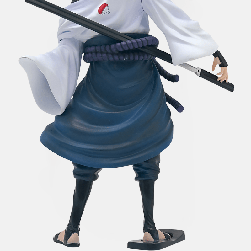 Figurine de Sasuke Uchiha prêt à dégainer son Kusanagi, un ajout essentiel pour tout fan de Naruto.