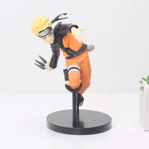 Figurine de Naruto Uzumaki avec kunaïs, un must-have pour les collectionneurs ninja de Konoha.