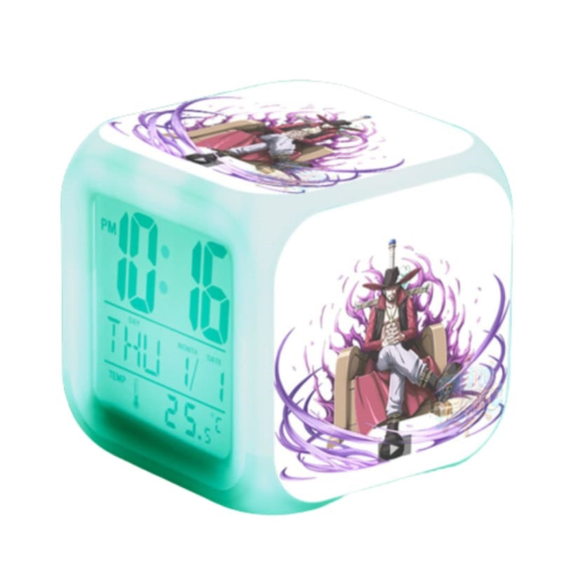 Commencez la journée avec le charisme de Dracule Mihawk, l'épéiste légendaire de One Piece, grâce à ce réveil LED compact de 8x8x8 cm affichant l'heure, la date et la température, accompagné de 5 autocollants personnalisés.