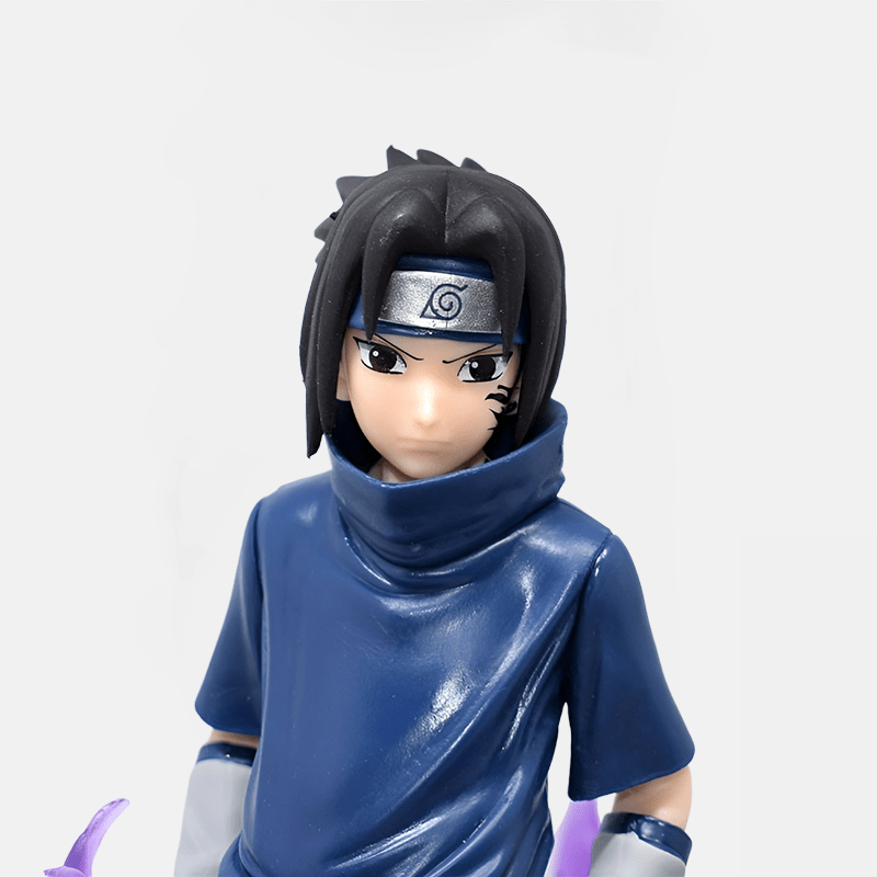 Figurine de Sasuke avec son mode Susanoo, un incontournable pour les fans de Naruto.