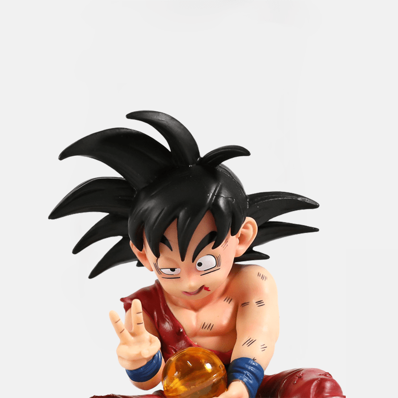 Ajoutez une touche de nostalgie à votre collection avec la figurine emblématique de Goku petit et sa boule de cristal de Dragon Ball.