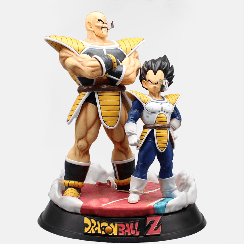 Réinvente l'arrivée des Saiyans sur Terre avec cette figurine de Vegeta & Nappa de Dragon Ball Z, capturant parfaitement l'authenticité du duo dynamique de Saiyans