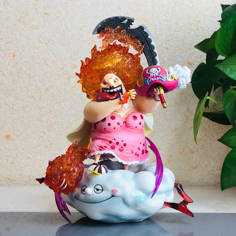 La figurine de Big Mom avec ses trois armes favorites : Napoléon, Zeus et Prométhée, donne vie à l'un des Empereurs les plus redoutables de One Piece.