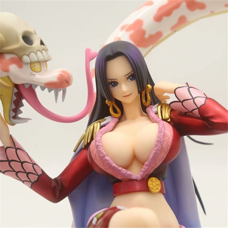 Figurine de Boa Hancock, l'Impératrice Pirate de One Piece, accompagnée de son serpent Salome, un incontournable pour les fans du manga.