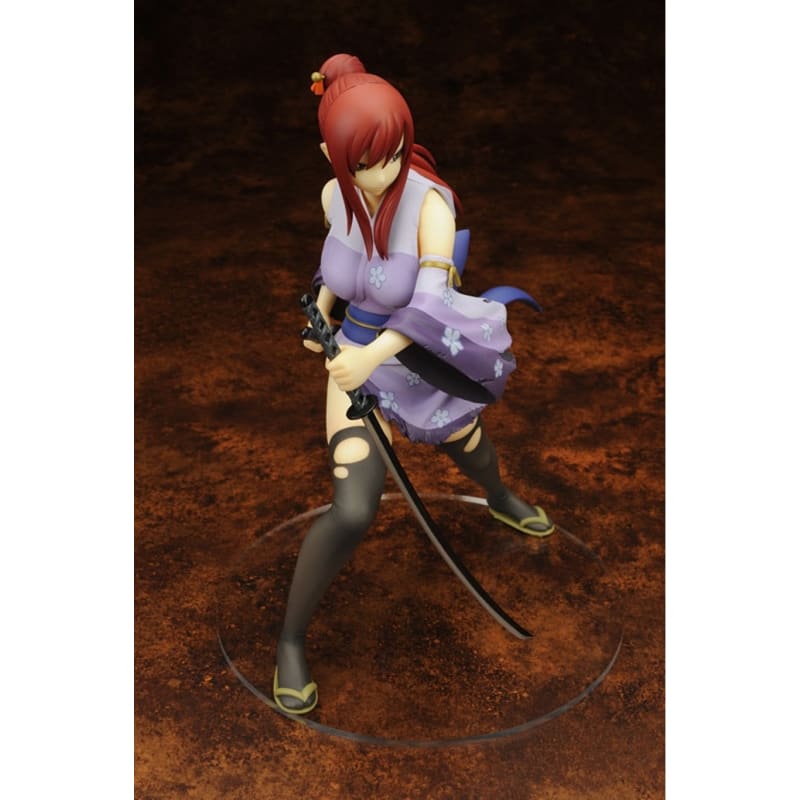 Cette figurine d'Erza Scarlet dans sa tenue 'Robe of Yuen' de Fairy Tail est un incontournable pour les fans de l'anime.