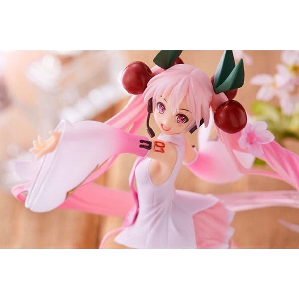 Hatsune Miku incarne la douceur en rose bonbon dans cette figurine de 14 cm, un régal visuel pour les fans de Miku.