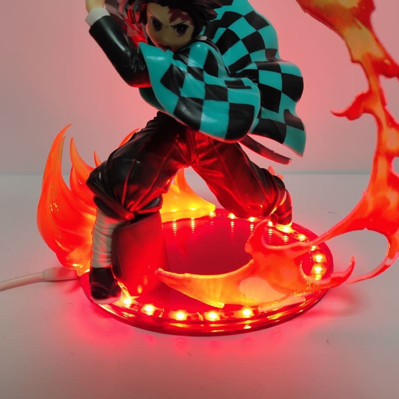 Figurine de Tanjiro Kamado "Souffle de la Flamme", héros de Demon Slayer, en action