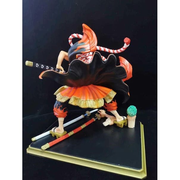Découvrez la puissance du Chasseur de Pirates Roronoa Zoro dans son kimono Kabuki avec cette figurine de 24 cm, inspirée du monde épique de One Piece