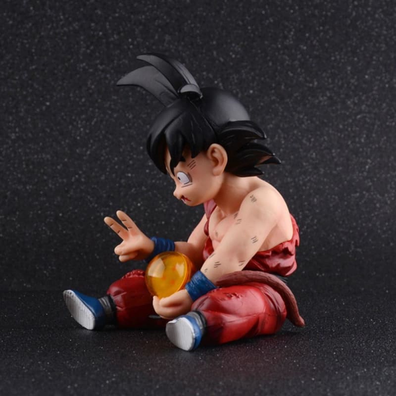 Obtenez la figurine de Son Goku enfant avec une boule de cristal du dragon Shenron, fidèle au manga Dragon Ball Z, de 10 cm de hauteur, pour revivre les aventures de ce célèbre héros.