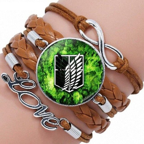 Mettez en valeur votre passion pour L'Attaque des Titans avec ces magnifiques bracelets en cuir aux Ailes de la Liberté, symbole du Bataillon !