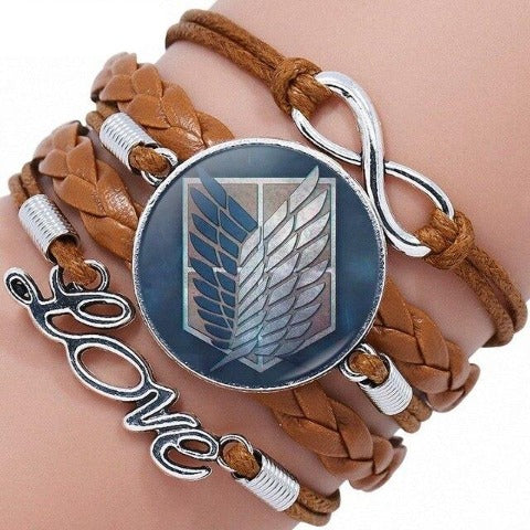Mettez en valeur votre passion pour L'Attaque des Titans avec ces magnifiques bracelets en cuir aux Ailes de la Liberté, symbole du Bataillon !