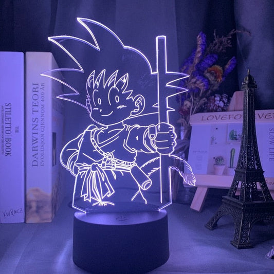 Éclairez votre chambre avec la lampe de chevet Dragon Ball mettant en scène le jeune Sangoku et son bâton magique, une pièce idéale pour les fans nostalgiques du manga.
