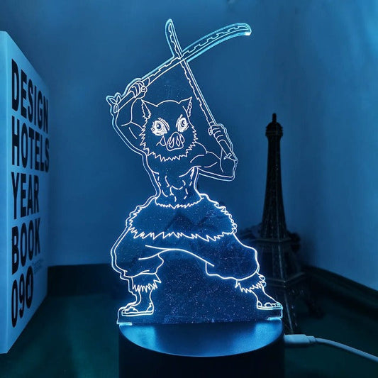 Illuminez la chambre ou le salon des plus grands fans de Demon Slayer avec cette lampe LED multicolore représentant Inosuke, le pourfendeur de démons au masque de bête.