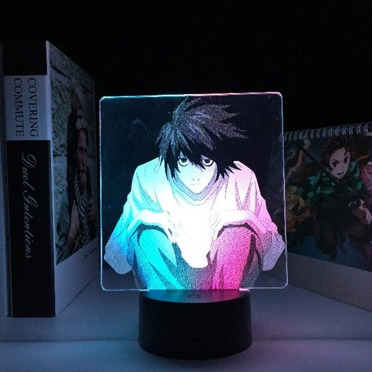 Illuminez votre chambre avec élégance grâce à la lampe Death Note représentant L, offrant 7 ou 16 couleurs éclatantes, une taille parfaite de 20 cm x 15 cm, un incontournable pour les passionnés du célèbre manga !