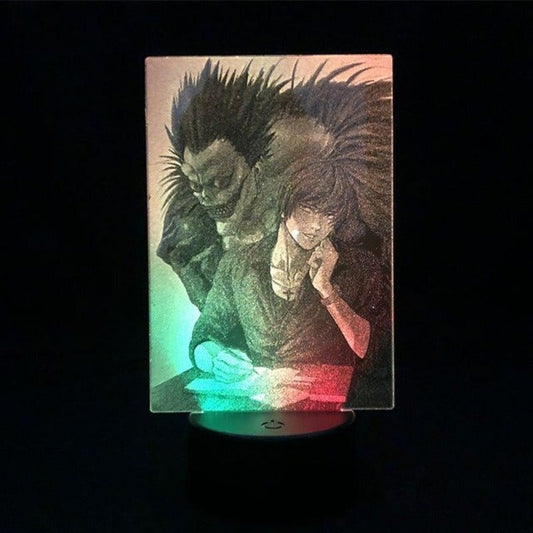 Lampe LED Death Note avec Light et Ryuk, parfaite pour illuminer votre chambre avec ses 7 couleurs au choix, fonctionnant avec câble USB ou 3 piles AA, une ambiance unique de 20 cm x 15 cm.