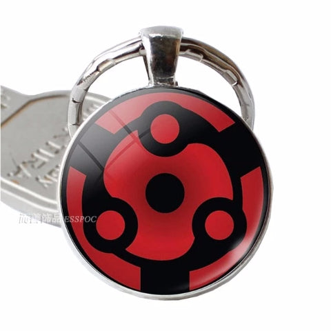 Donnez une touche Ninja à vos clés avec ce porte-clé Naruto métallique représentant le symbole Sharingan de Madara en alliage de zinc.